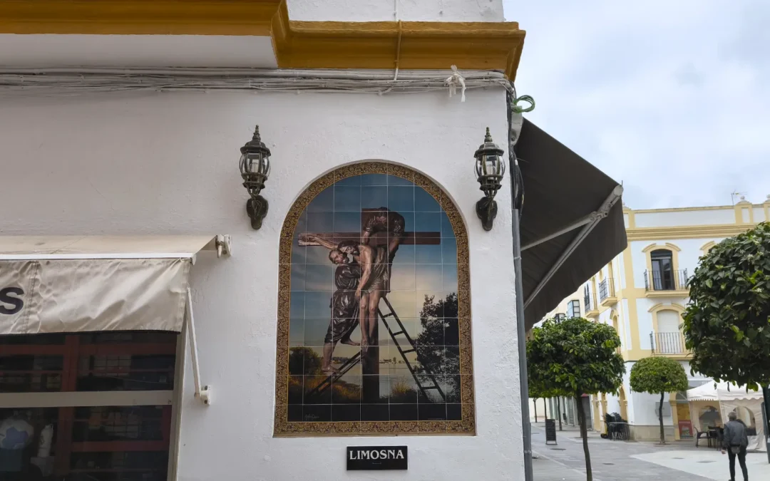 Una fachada con alma: el arte cerámico que embellece la Plaza de la Laguna de Ayamonte