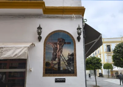 Una fachada con alma: el arte cerámico que embellece la Plaza de la Laguna de Ayamonte